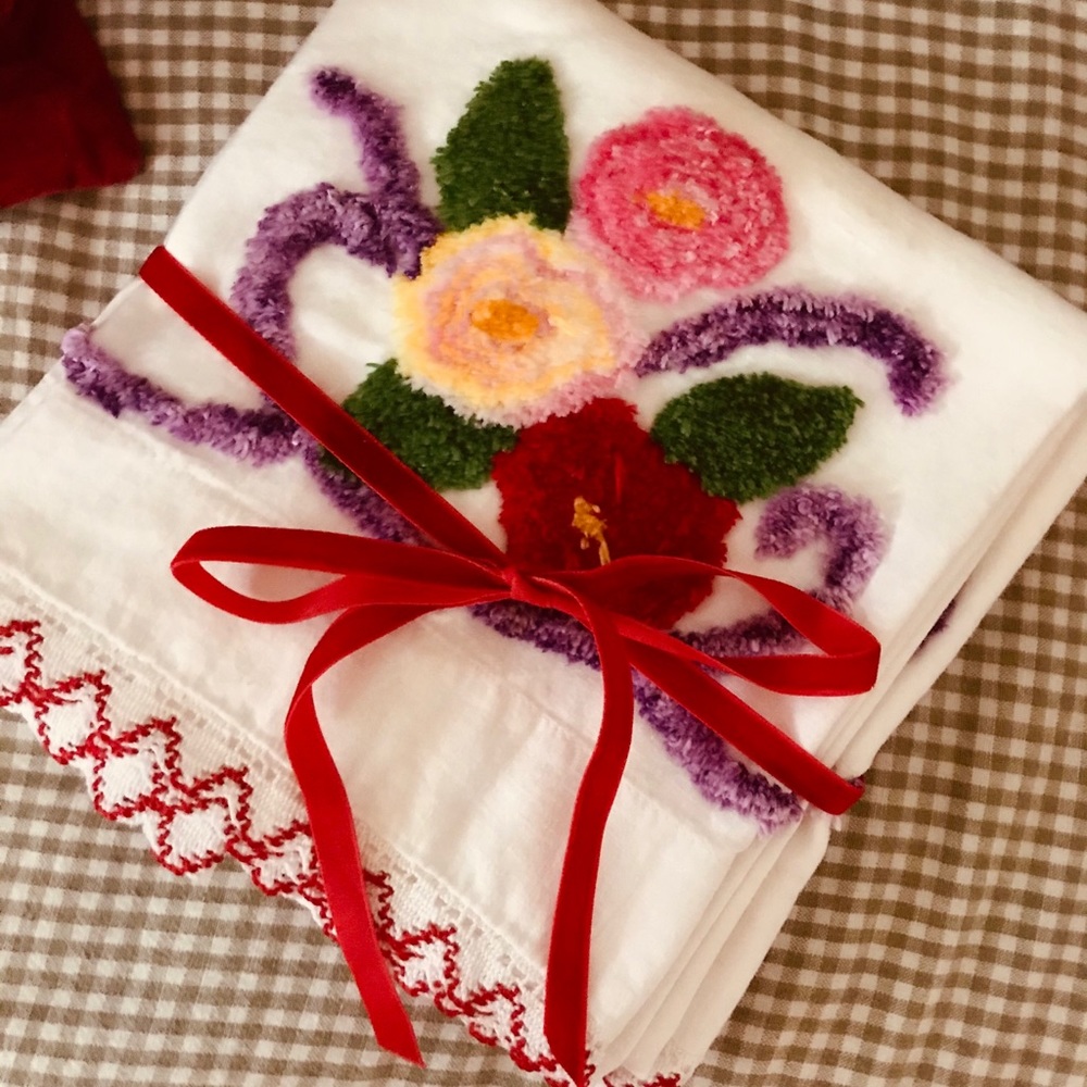 Vintage | Floral Embroidered Standard Pillowcases - Picture 2 of 6